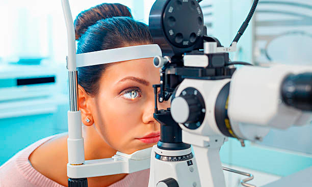 Persona con dificultad para leer, síntoma de deterioro visual